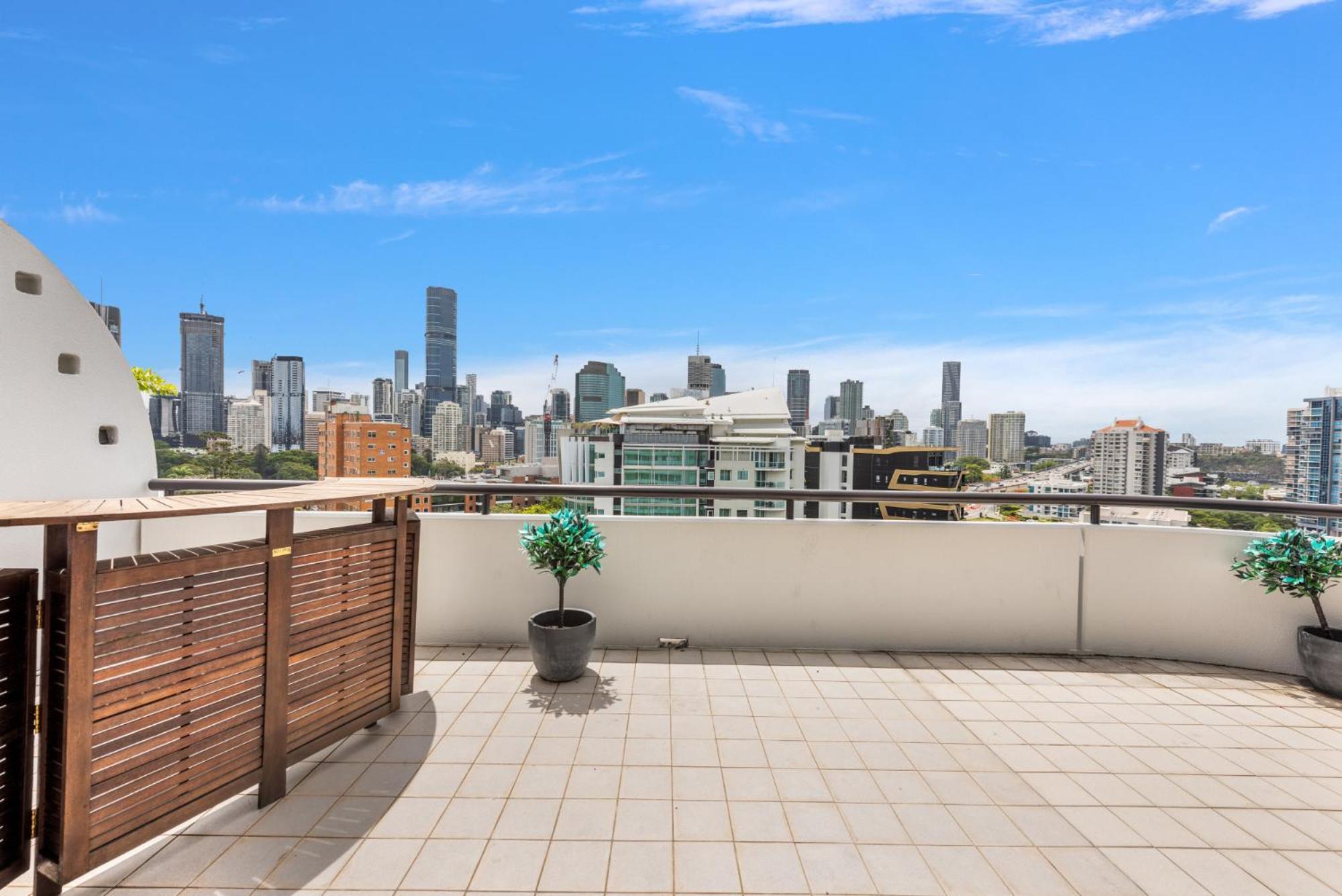 Lavish 3-Bed With Wraparound Balcony And Pool Διαμέρισμα Μπρίσμπεϊν Εξωτερικό φωτογραφία