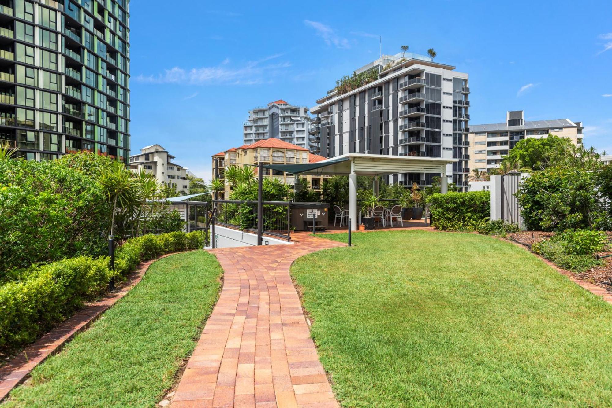 Lavish 3-Bed With Wraparound Balcony And Pool Διαμέρισμα Μπρίσμπεϊν Εξωτερικό φωτογραφία