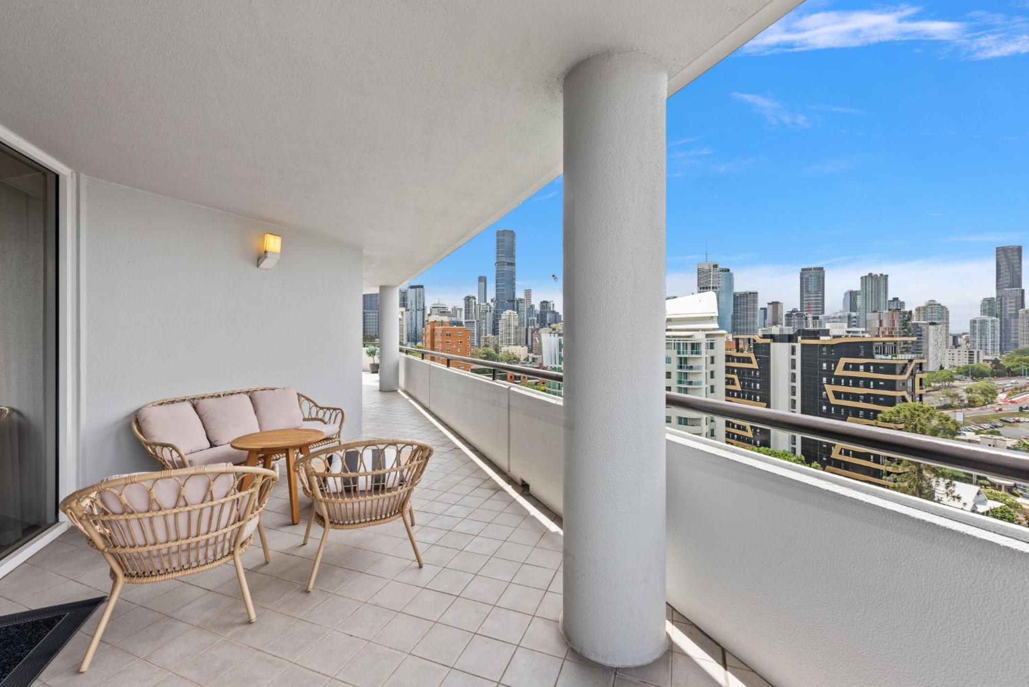 Lavish 3-Bed With Wraparound Balcony And Pool Διαμέρισμα Μπρίσμπεϊν Εξωτερικό φωτογραφία