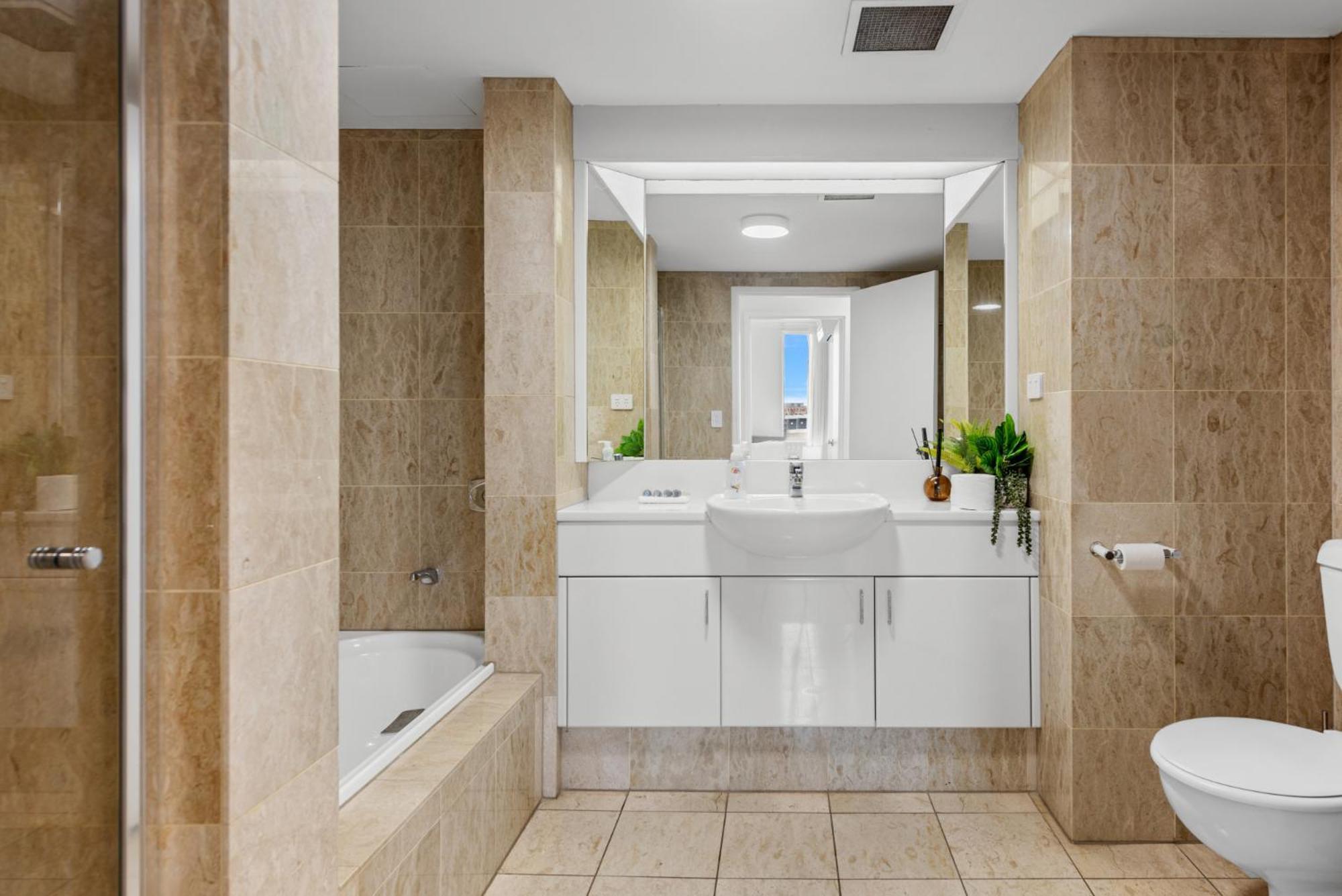 Lavish 3-Bed With Wraparound Balcony And Pool Διαμέρισμα Μπρίσμπεϊν Εξωτερικό φωτογραφία