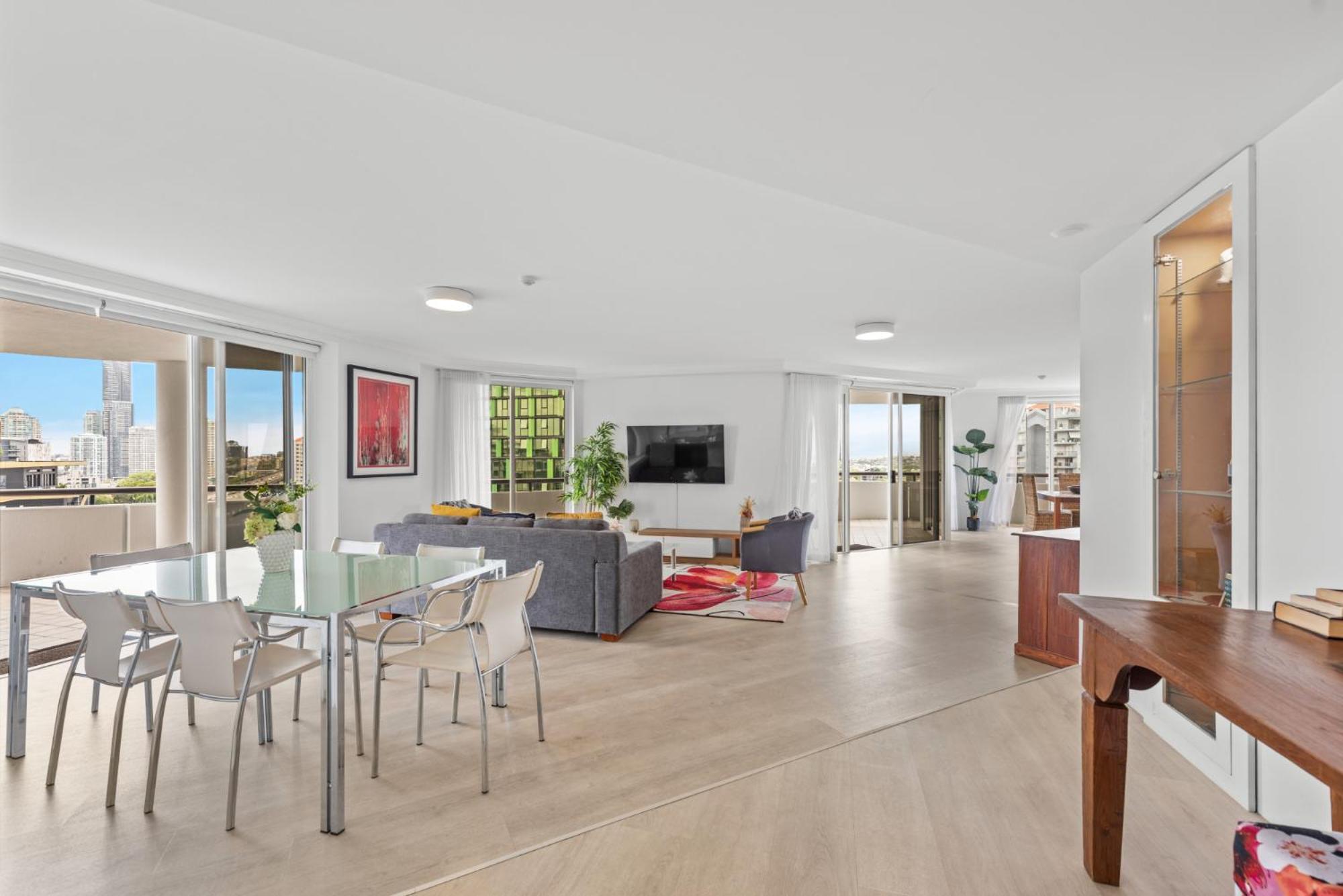 Lavish 3-Bed With Wraparound Balcony And Pool Διαμέρισμα Μπρίσμπεϊν Εξωτερικό φωτογραφία